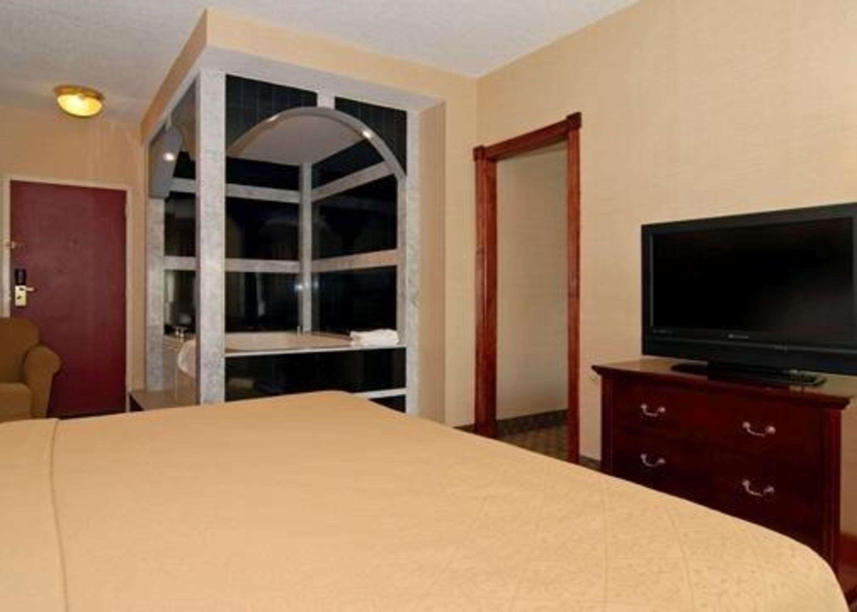 Quality Inn & Suites Bensalem Dış mekan fotoğraf