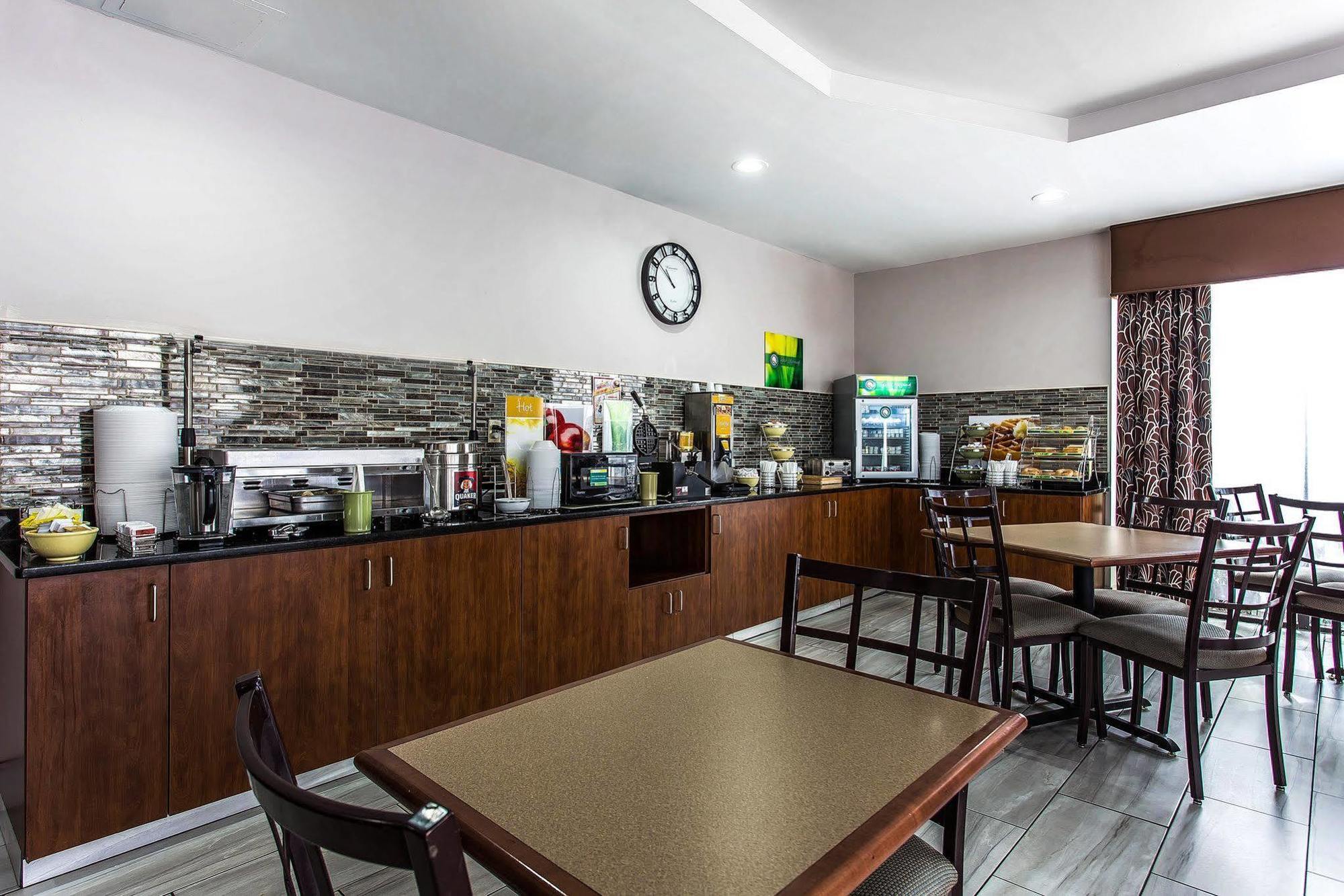 Quality Inn & Suites Bensalem Dış mekan fotoğraf
