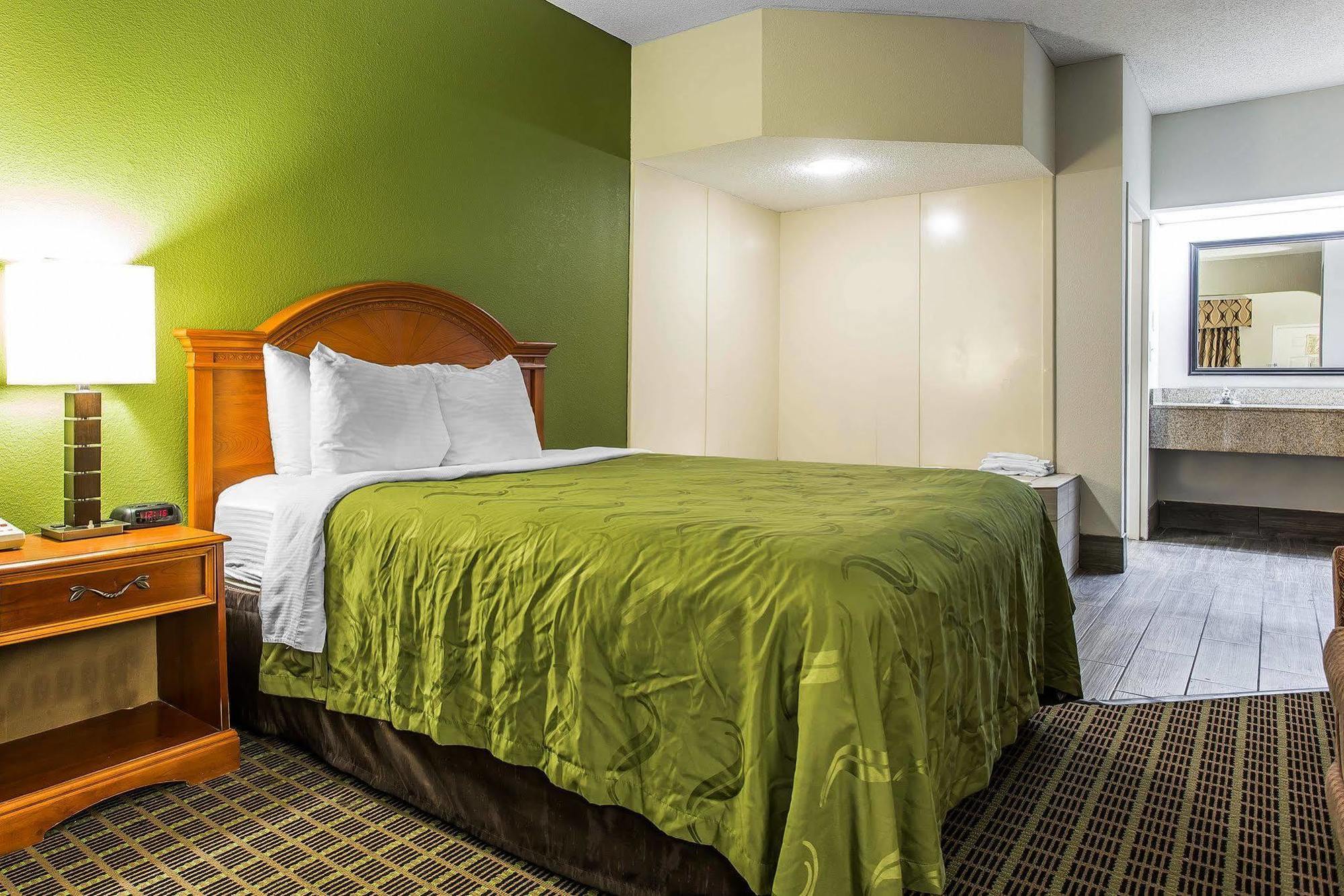 Quality Inn & Suites Bensalem Dış mekan fotoğraf