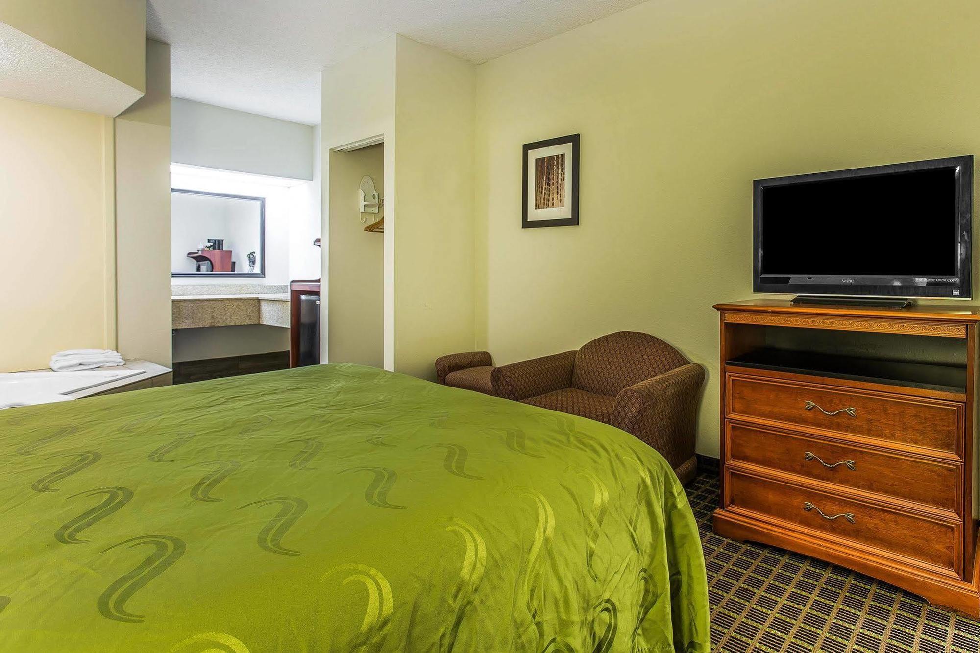 Quality Inn & Suites Bensalem Dış mekan fotoğraf